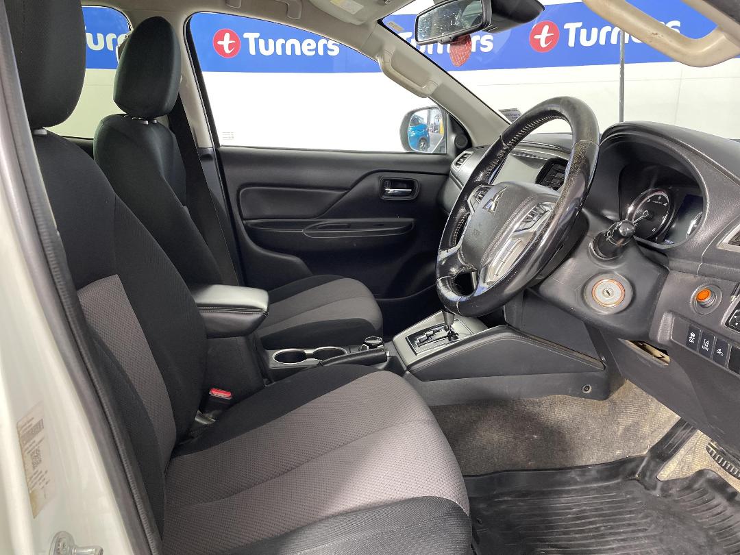 Photo '16' of Mitsubishi Triton