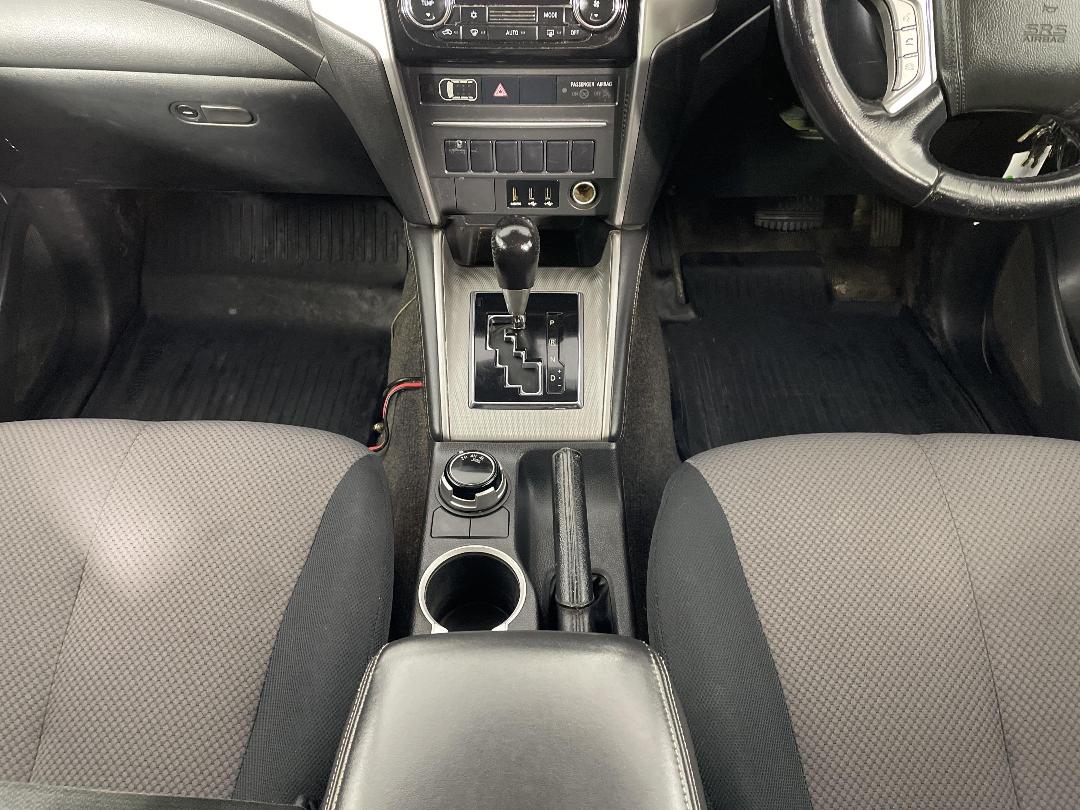 Photo '18' of Mitsubishi Triton