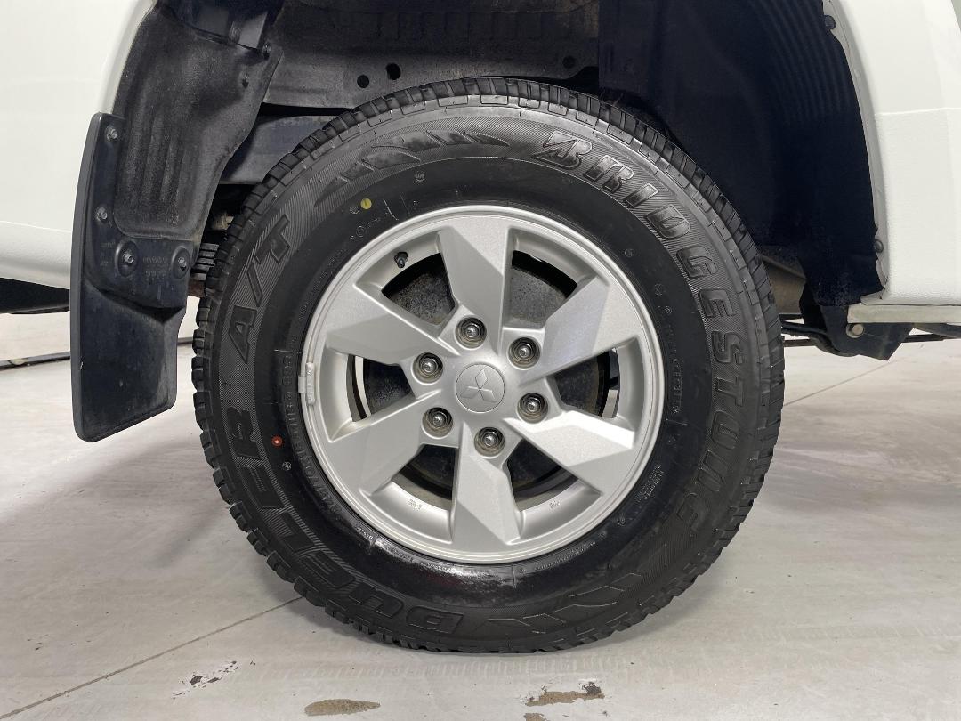 Photo '12' of Mitsubishi Triton