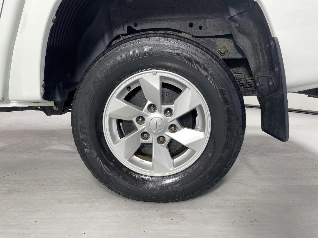 Photo '11' of Mitsubishi Triton