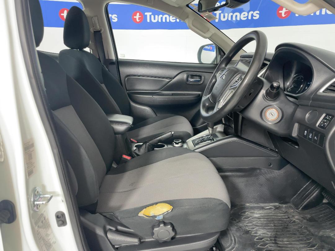 Photo '16' of Mitsubishi Triton