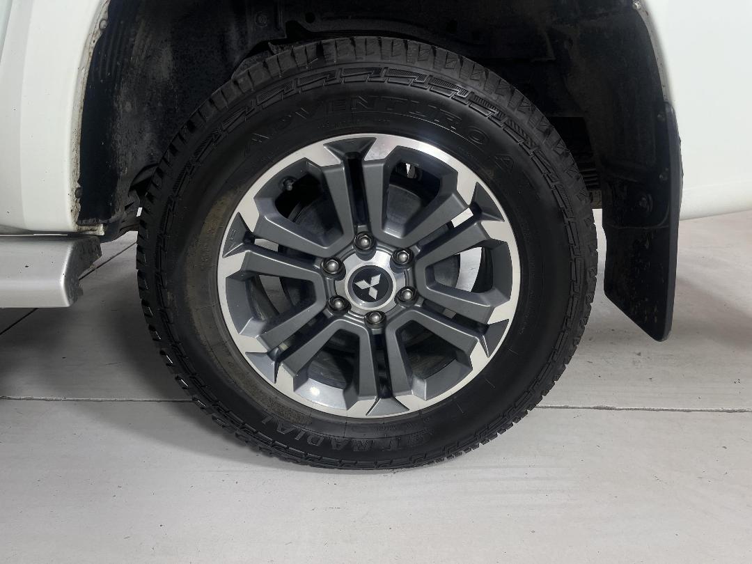 Photo '11' of Mitsubishi Triton