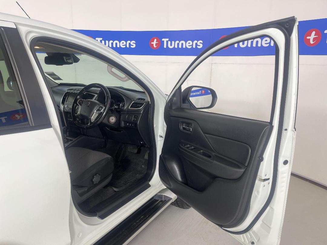 Photo '15' of Mitsubishi Triton