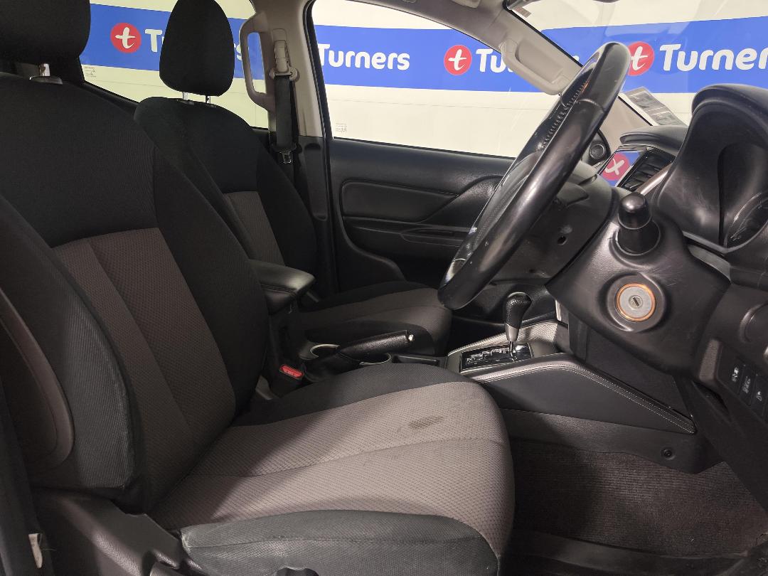 Photo '16' of Mitsubishi Triton