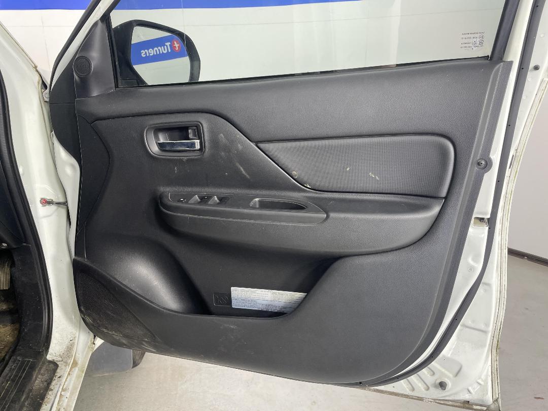 Photo '13' of Mitsubishi Triton DC GLX 4WD 6AT Photo '13' of Mitsubishi Triton DC GLX 4WD 6AT