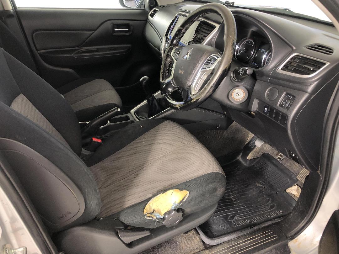 Photo '16' of Mitsubishi Triton