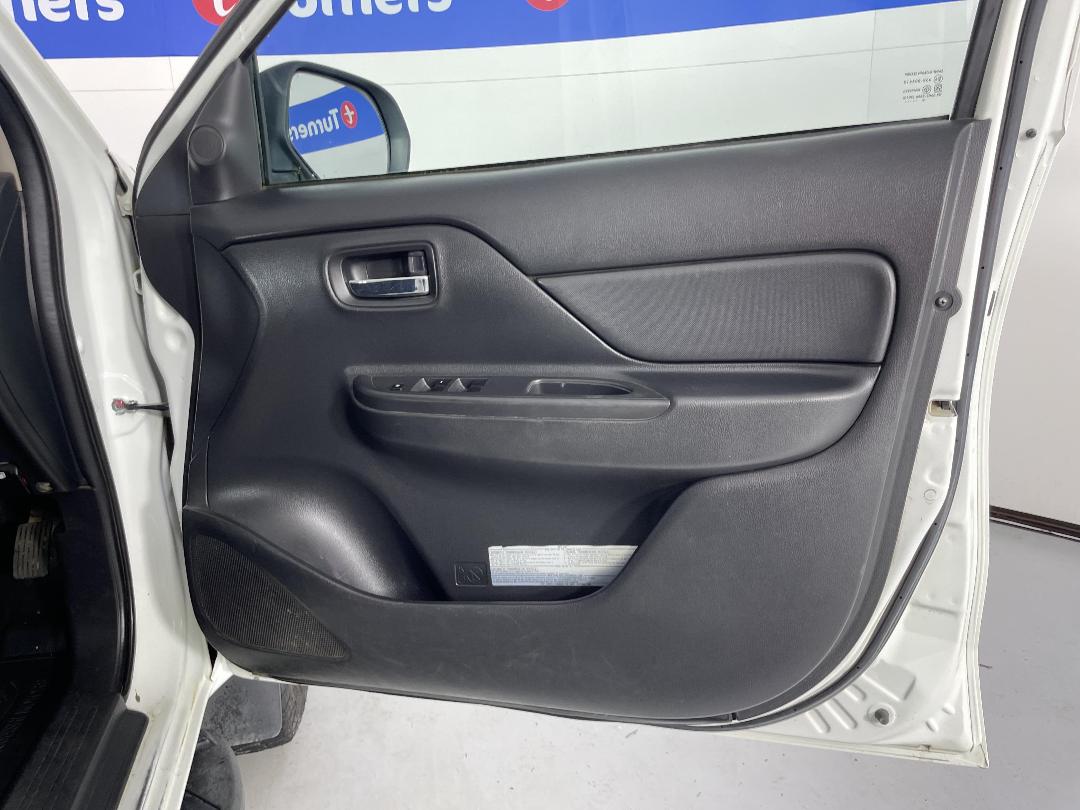 Photo '15' of Mitsubishi Triton