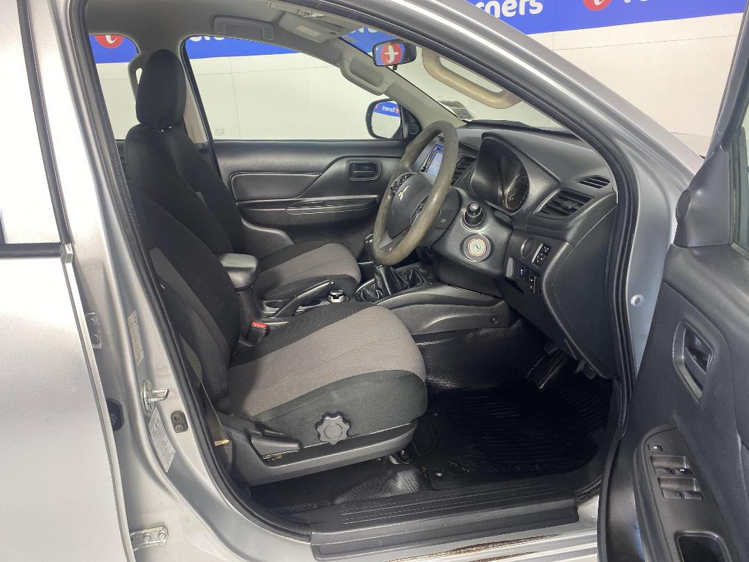 Photo '16' of Mitsubishi Triton