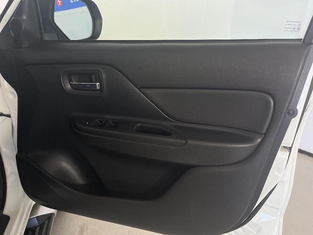 Photo '15' of Mitsubishi Triton