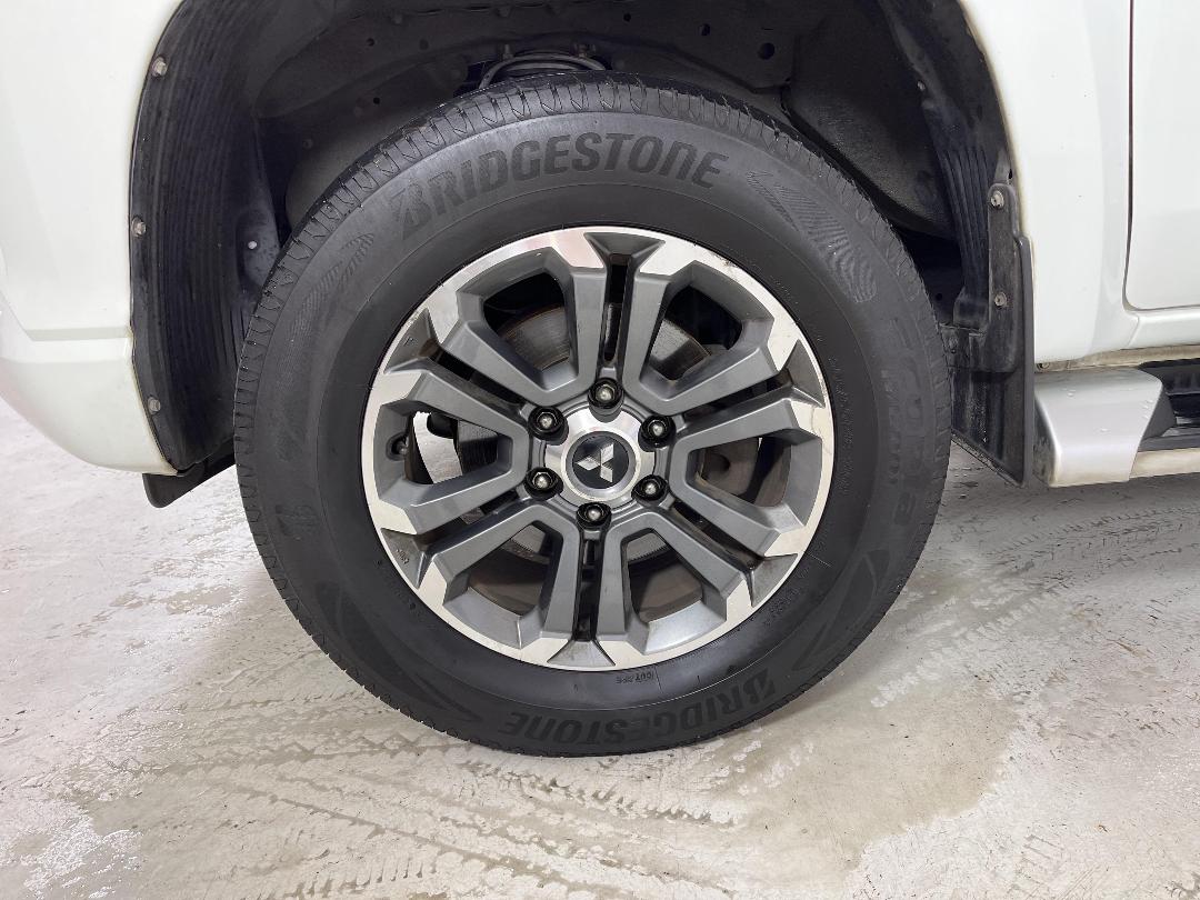 Photo '10' of Mitsubishi Triton