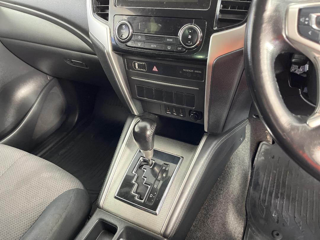 Photo '18' of Mitsubishi Triton