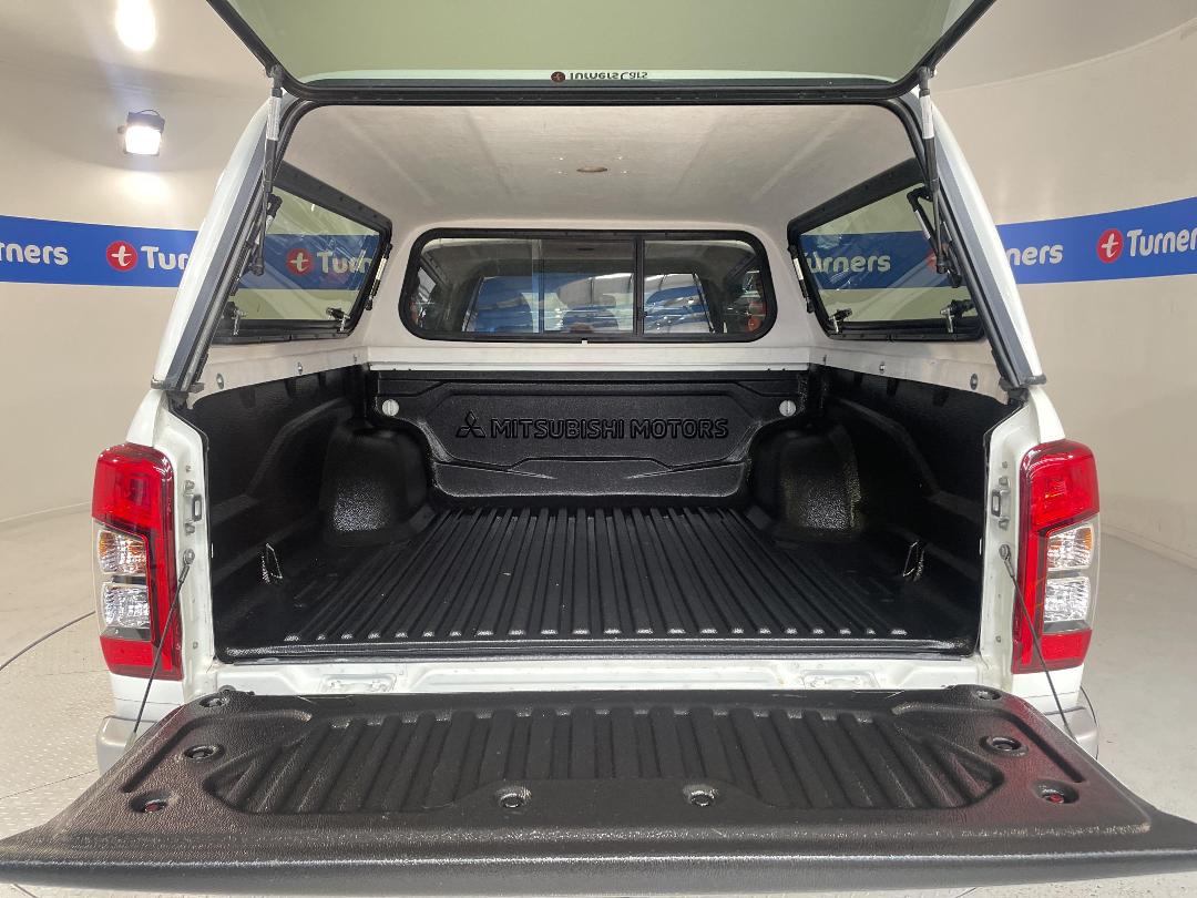 Photo '14' of Mitsubishi Triton