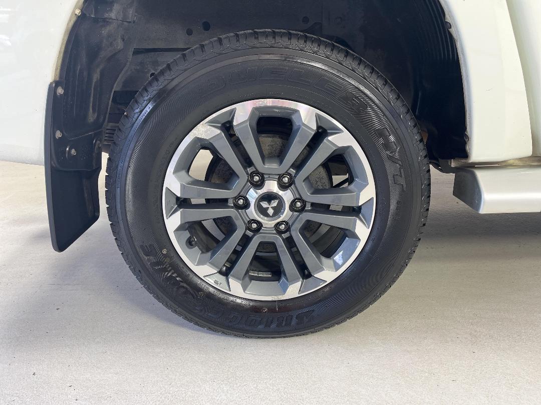 Photo '12' of Mitsubishi Triton