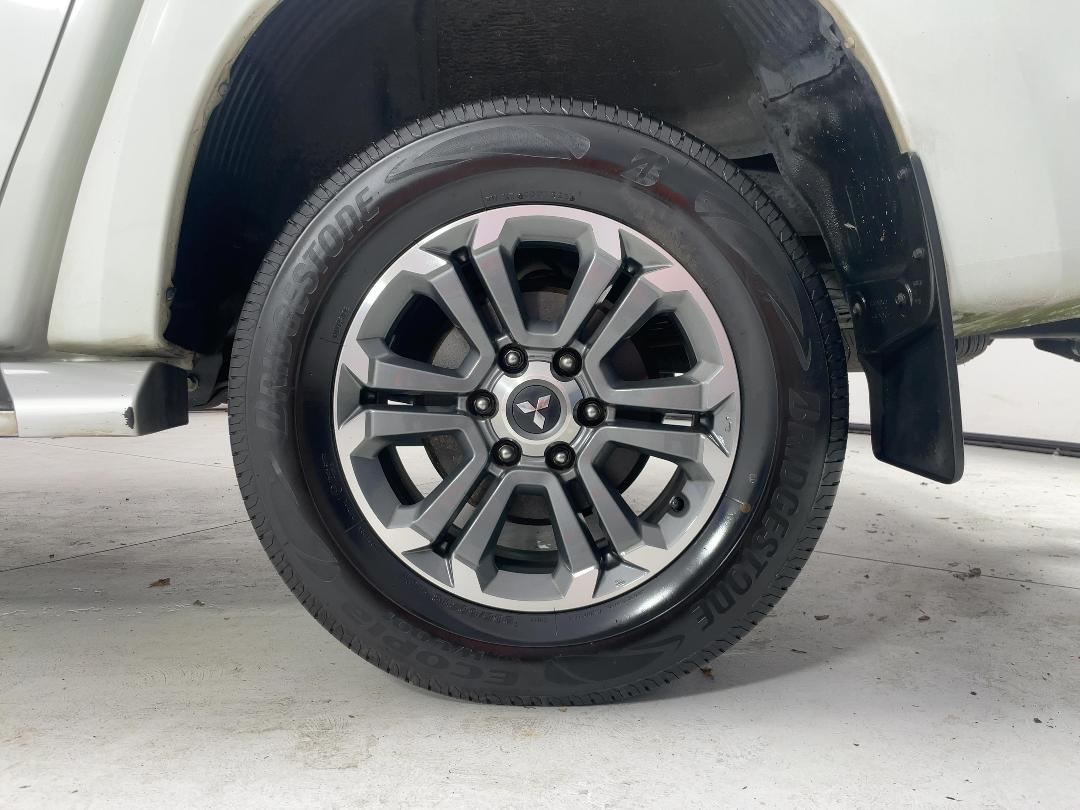 Photo '11' of Mitsubishi Triton