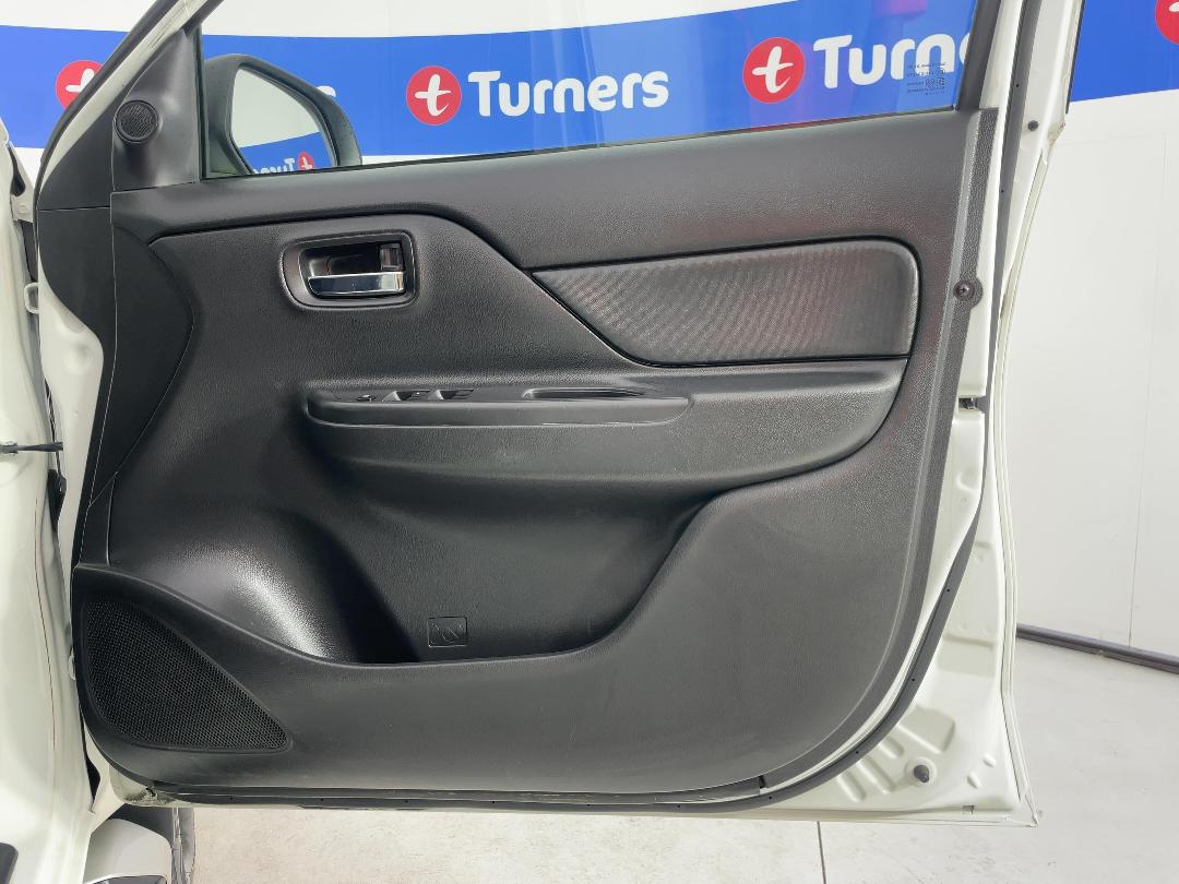 Photo '15' of Mitsubishi Triton