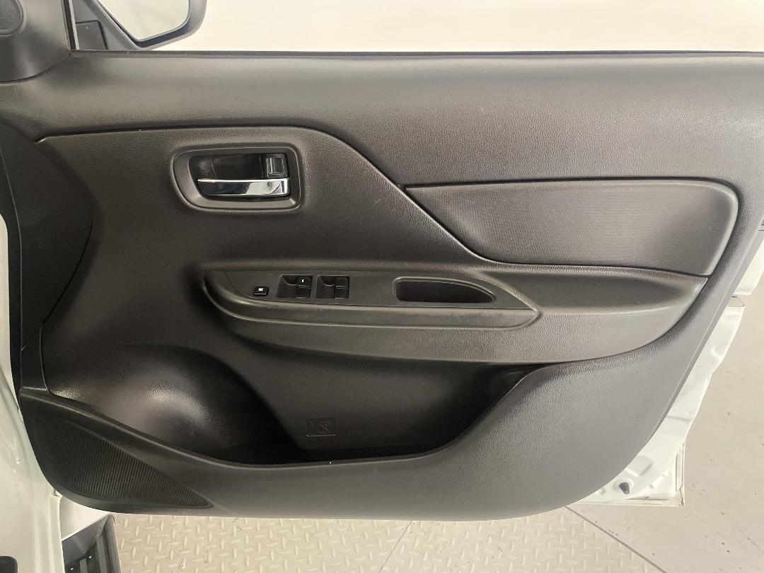 Photo '15' of Mitsubishi Triton Photo '15' of Mitsubishi Triton