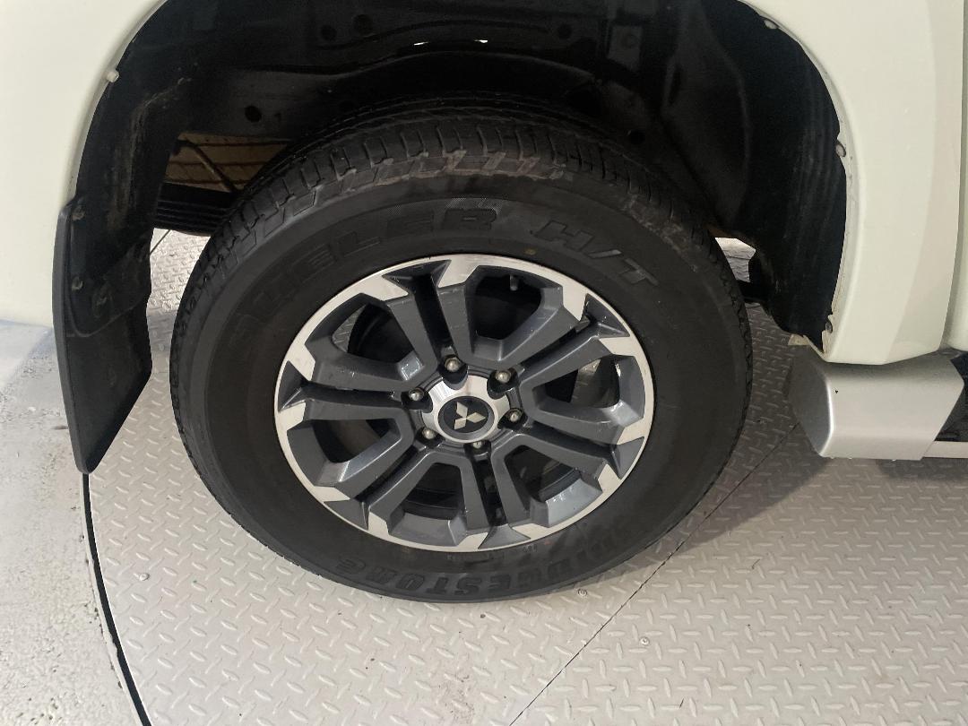 Photo '12' of Mitsubishi Triton