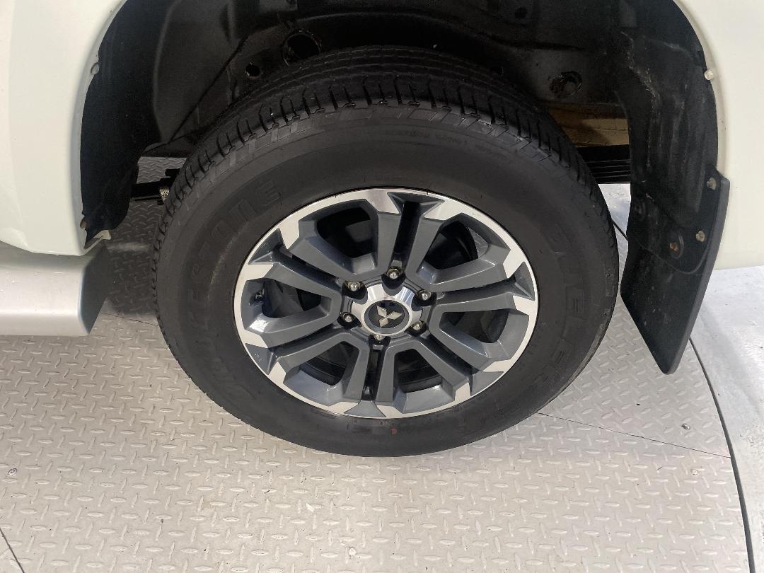 Photo '11' of Mitsubishi Triton