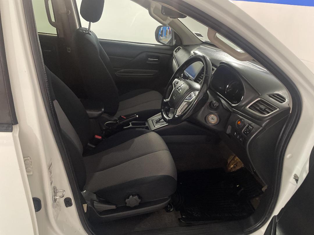 Photo '16' of Mitsubishi Triton