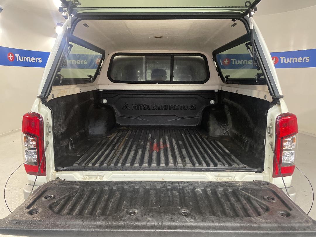 Photo '14' of Mitsubishi Triton