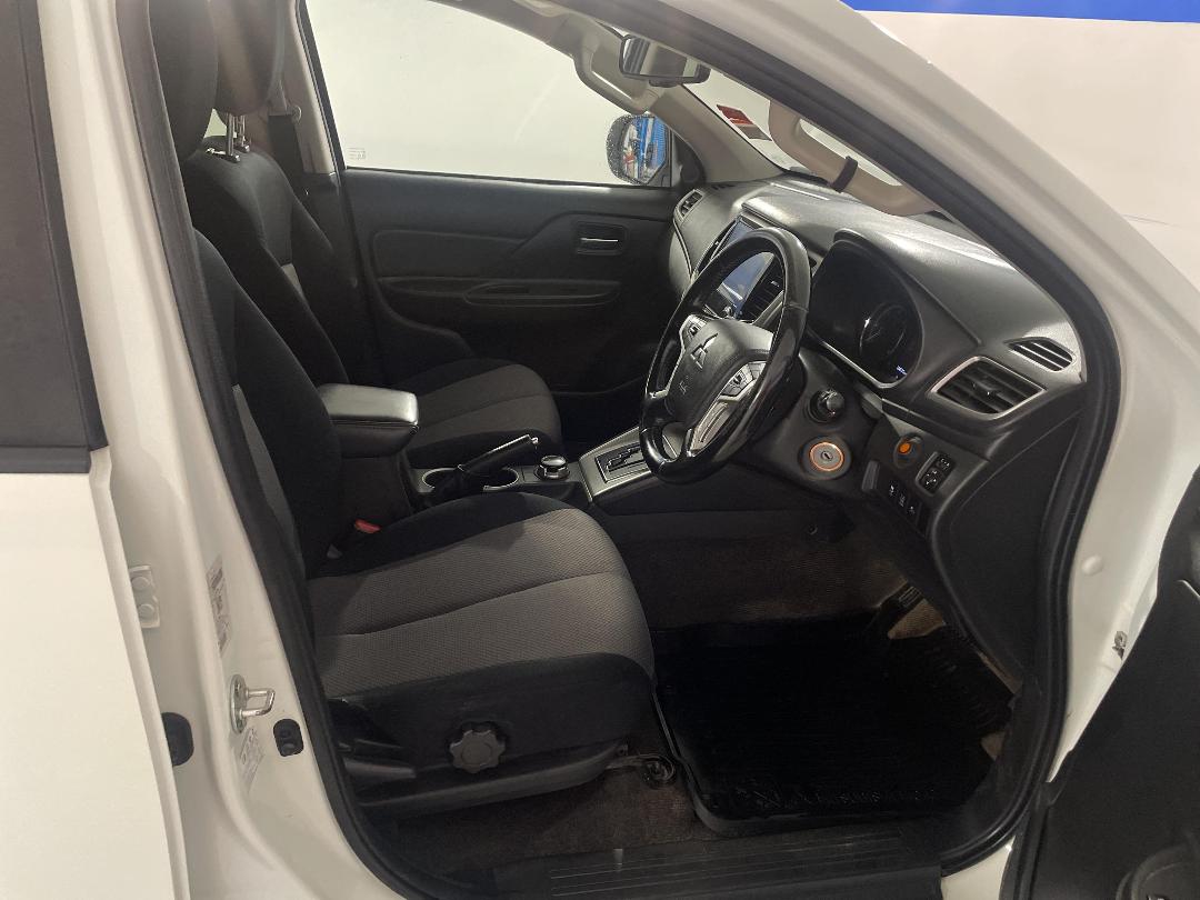 Photo '16' of Mitsubishi Triton