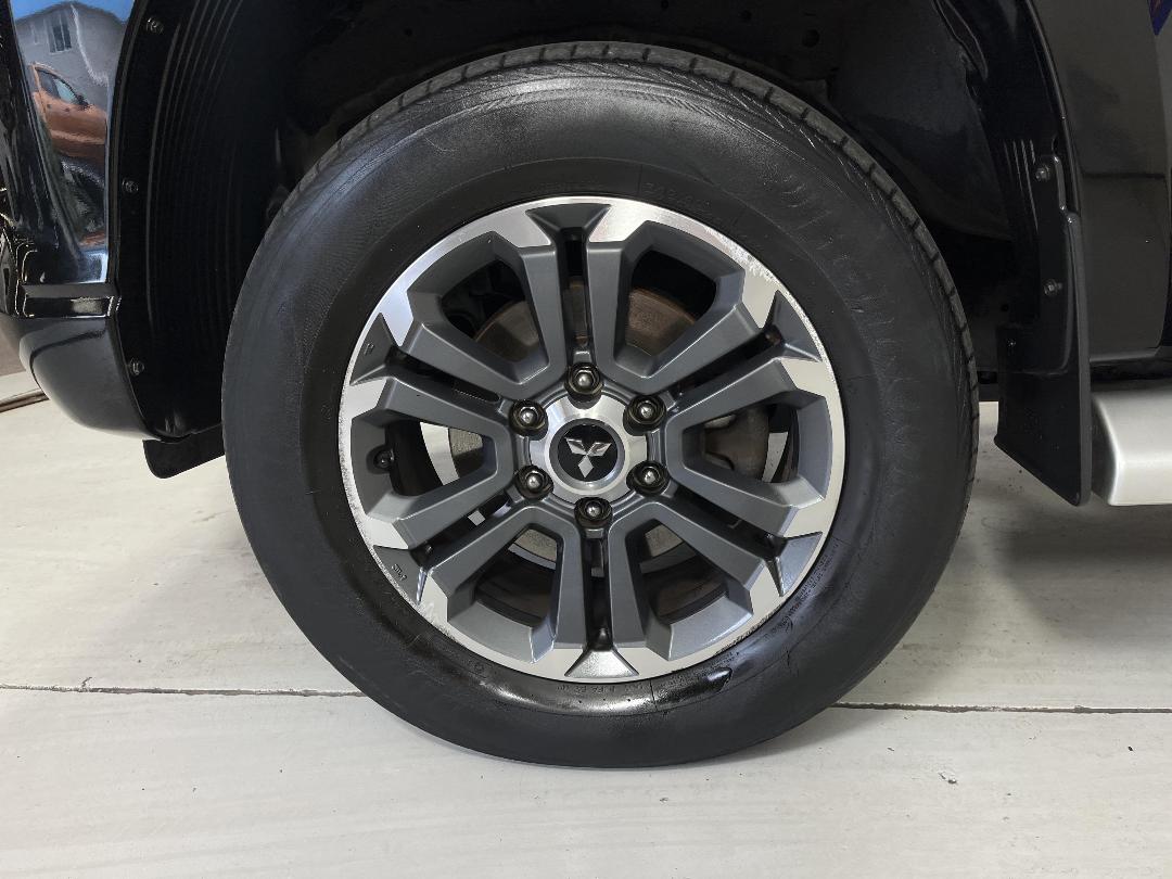 Photo '10' of Mitsubishi Triton