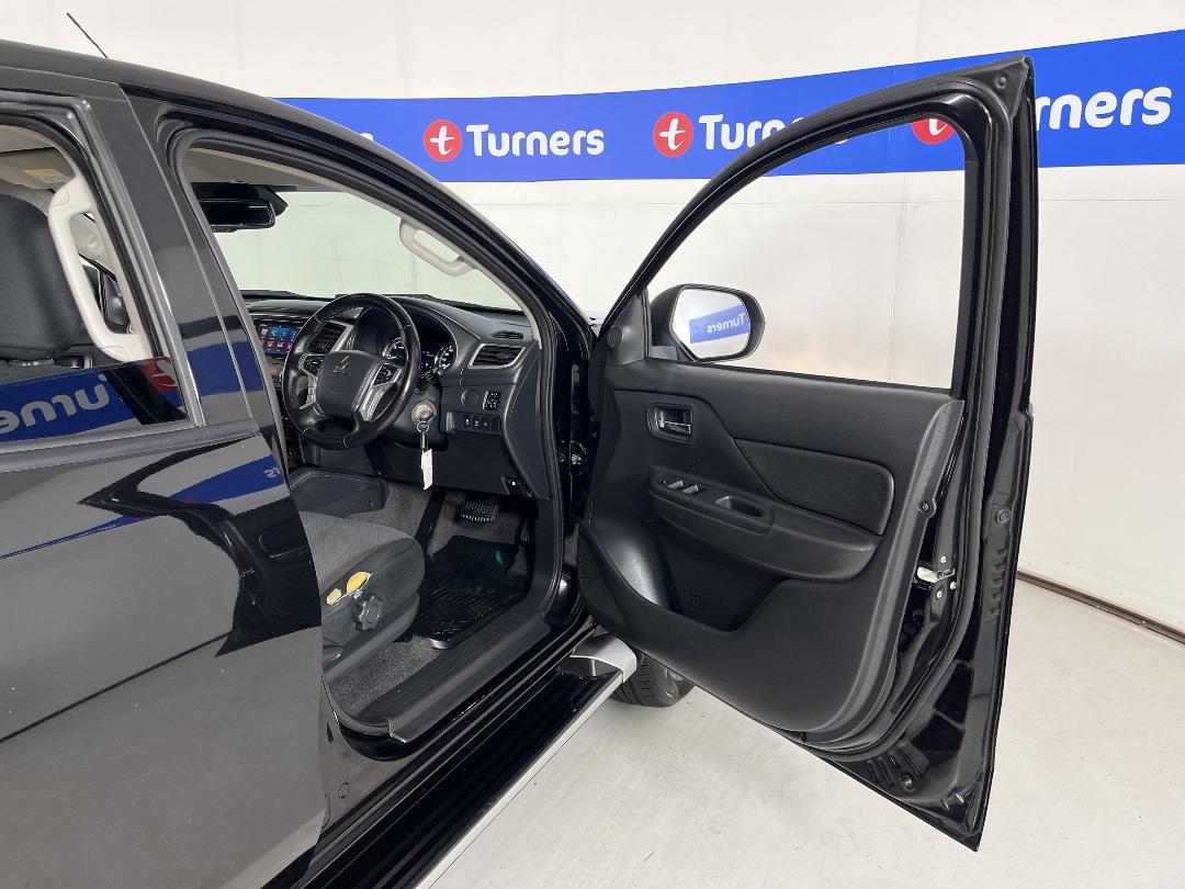 Photo '15' of Mitsubishi Triton