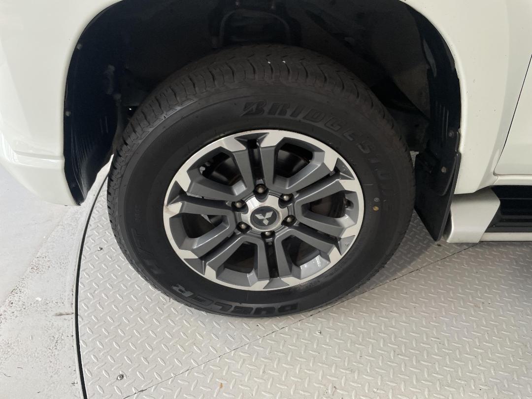 Photo '10' of Mitsubishi Triton