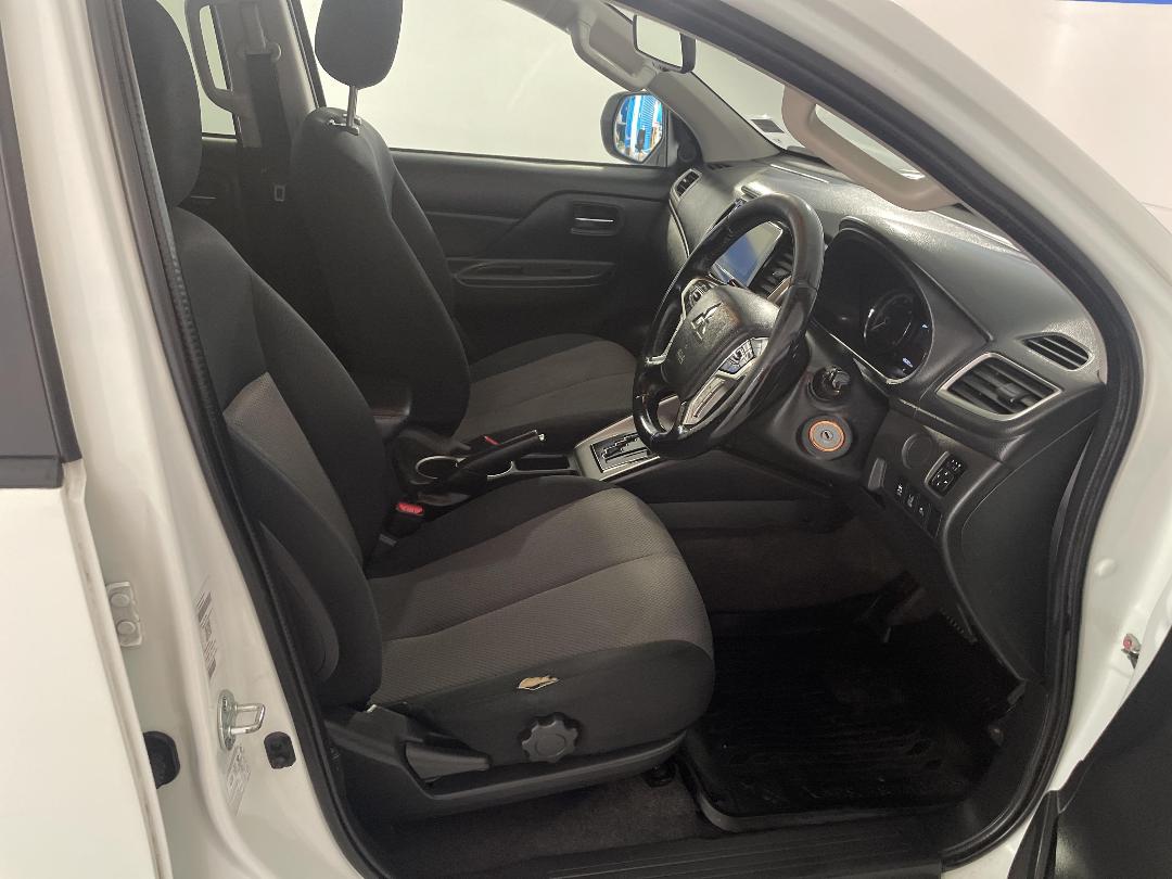 Photo '16' of Mitsubishi Triton