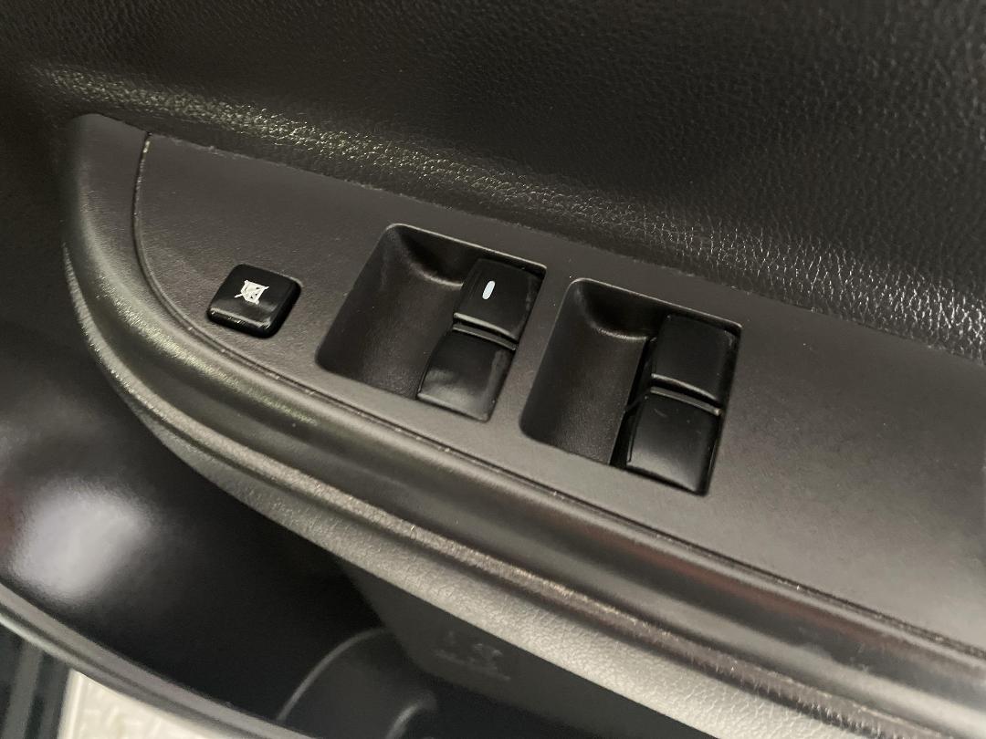 Photo '24' of Mitsubishi Triton