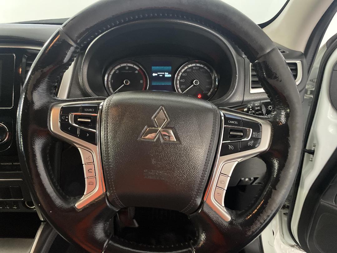 Photo '28' of Mitsubishi Triton