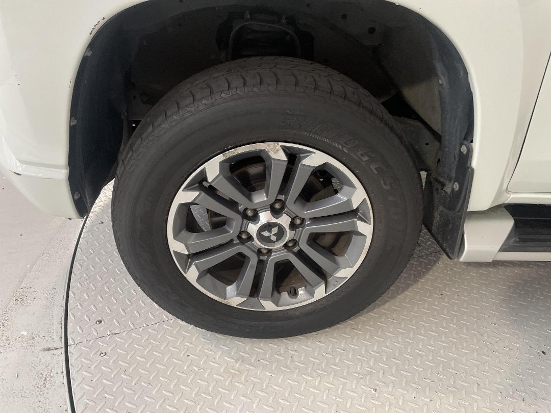 Photo '10' of Mitsubishi Triton