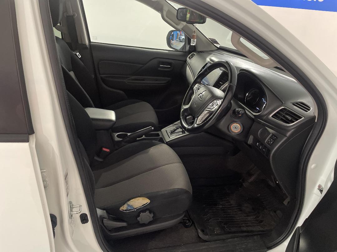 Photo '16' of Mitsubishi Triton