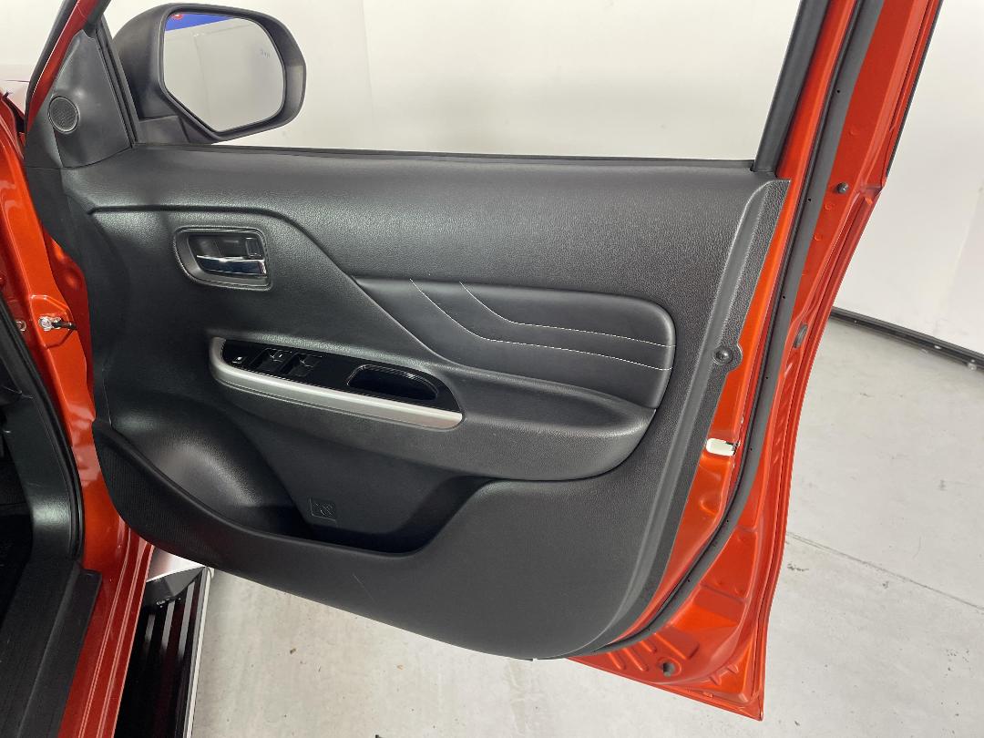 Photo '15' of Mitsubishi Triton