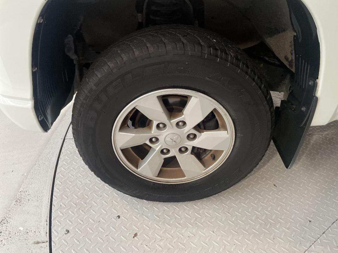 Photo '10' of Mitsubishi Triton