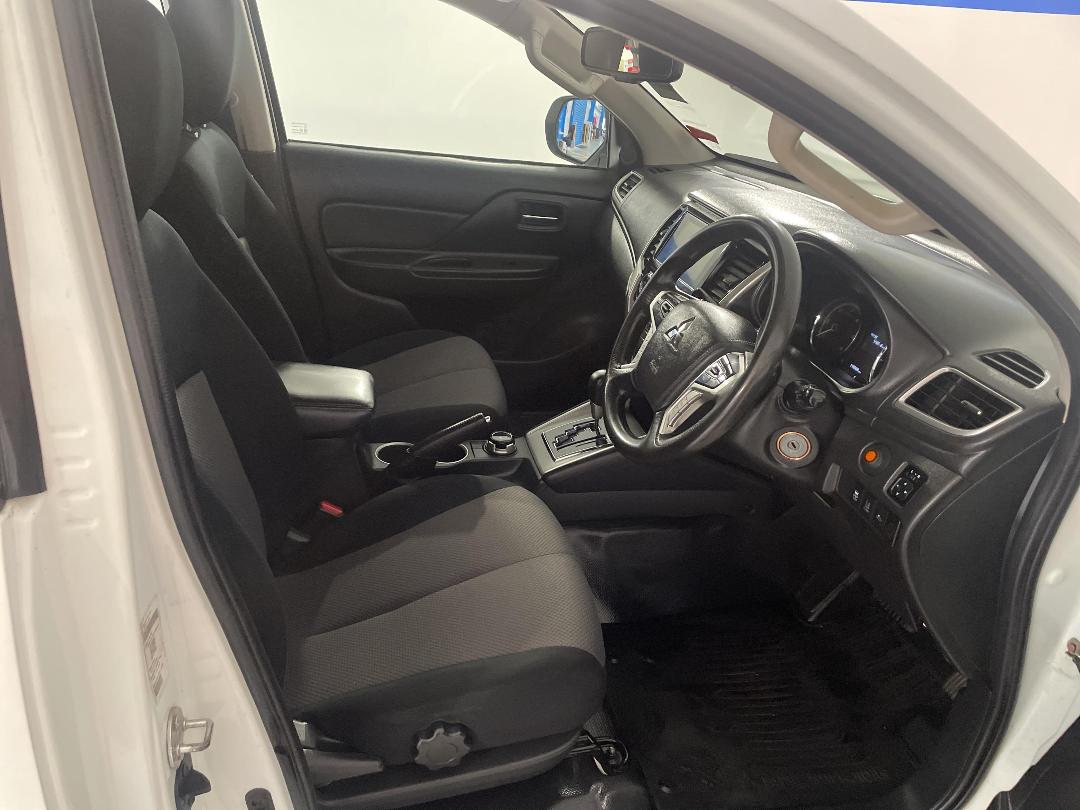 Photo '16' of Mitsubishi Triton