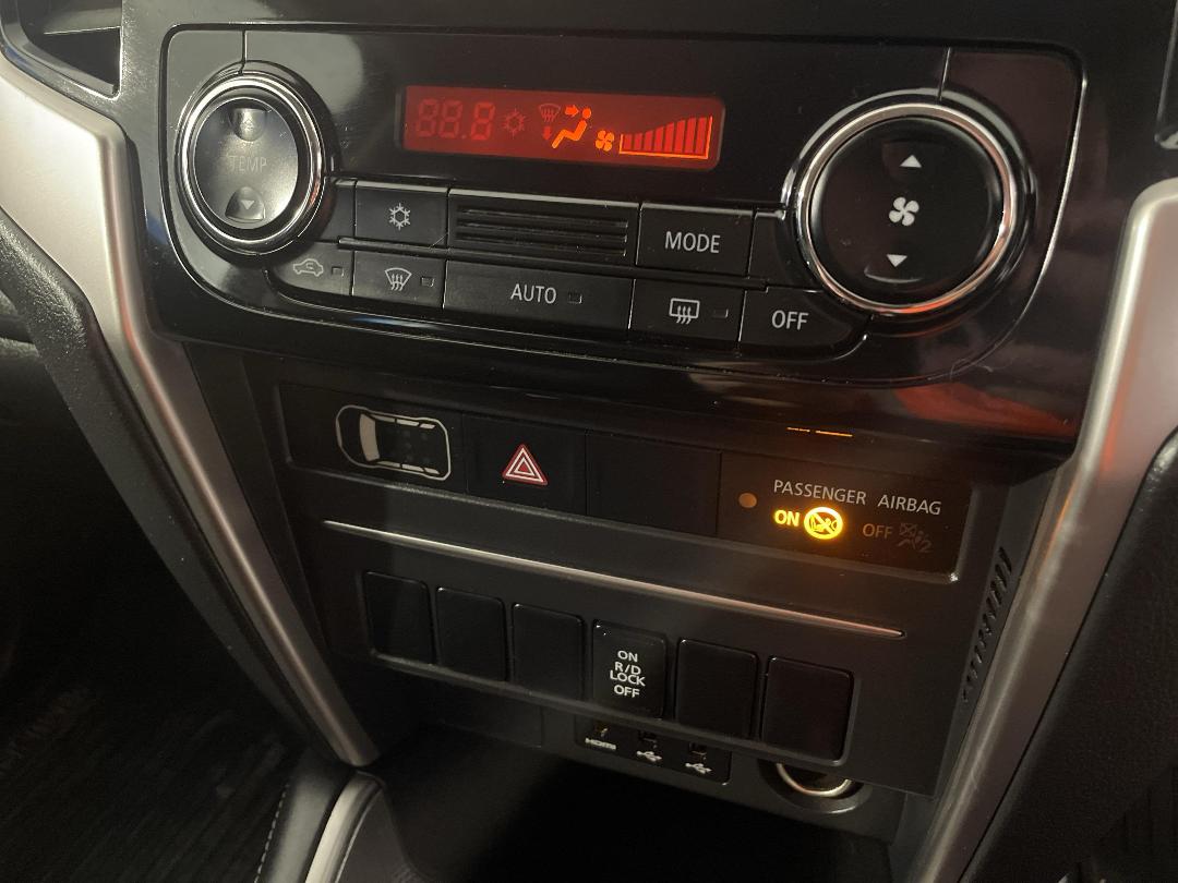 Photo '30' of Mitsubishi Triton