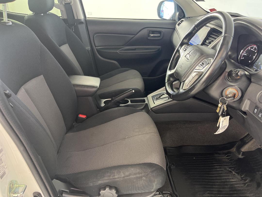 Photo '16' of Mitsubishi Triton