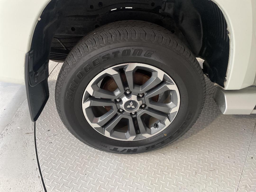 Photo '12' of Mitsubishi Triton