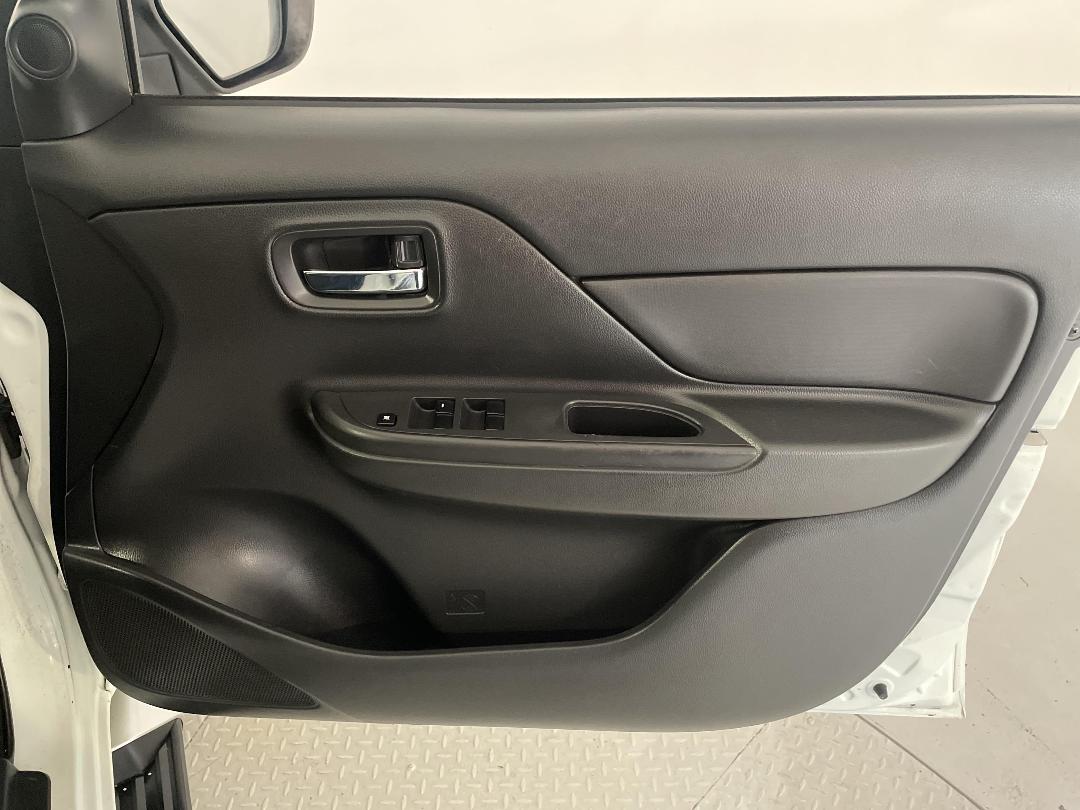 Photo '15' of Mitsubishi Triton