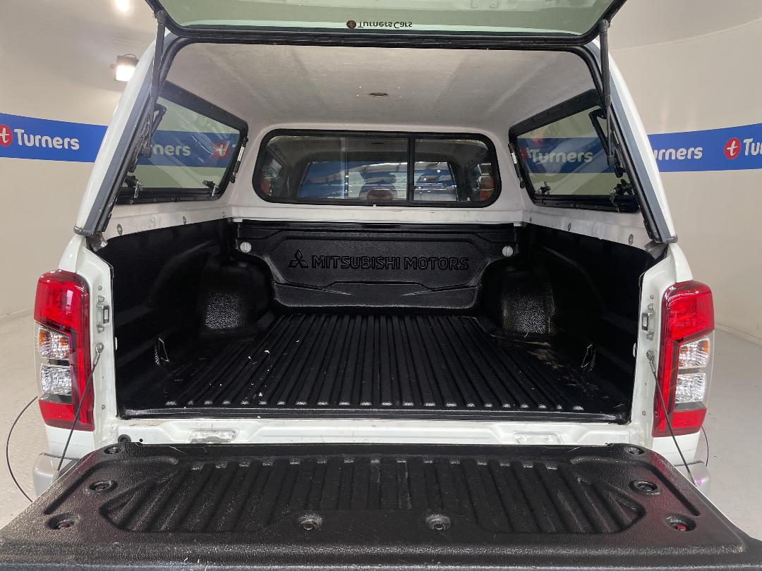 Photo '14' of Mitsubishi Triton