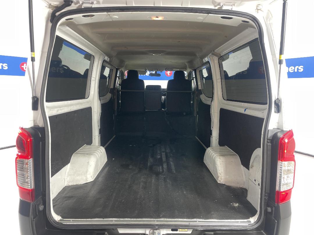 Photo '14' of Nissan NV350