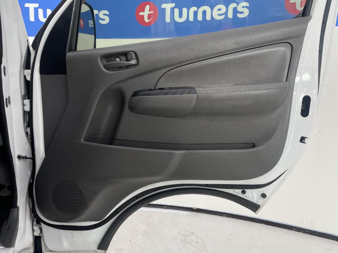 Photo '15' of Nissan NV350