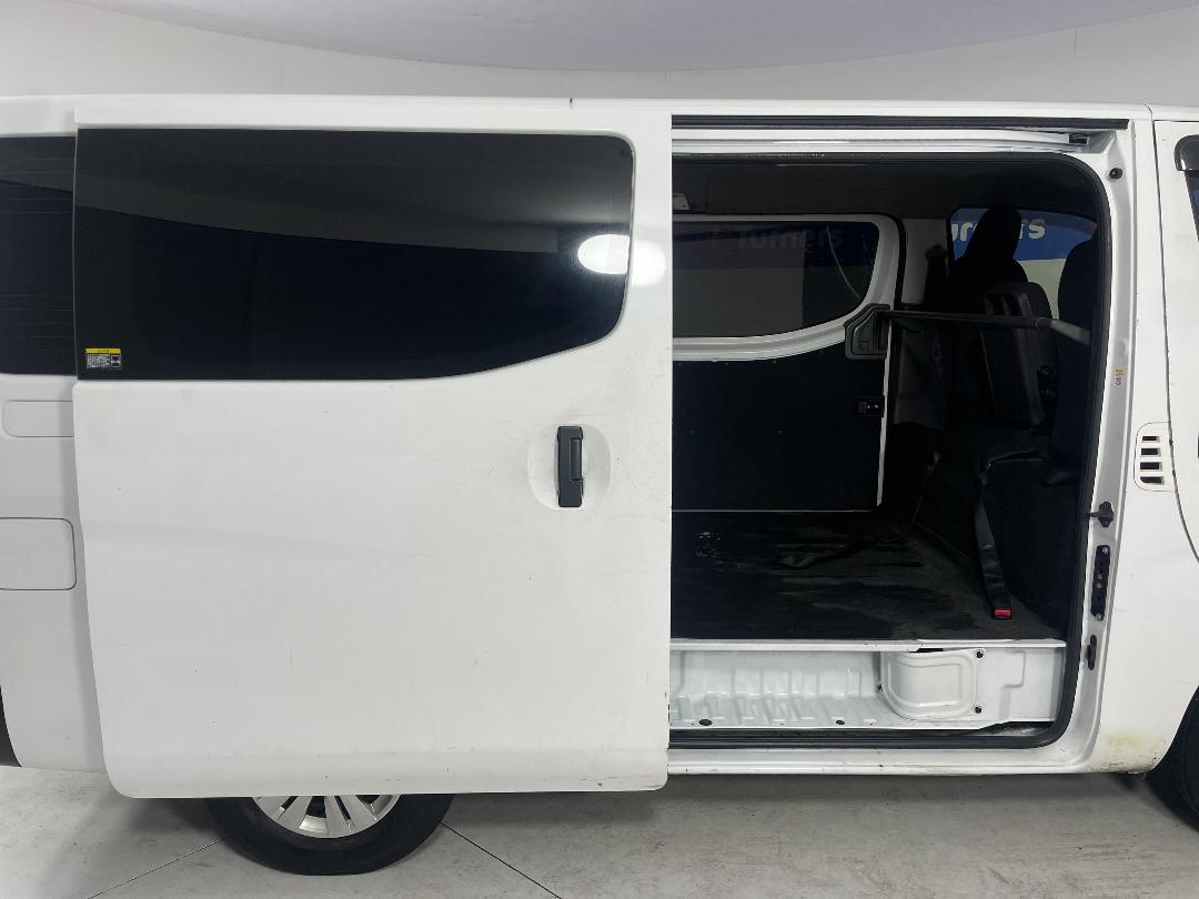 Photo '19' of Nissan NV350