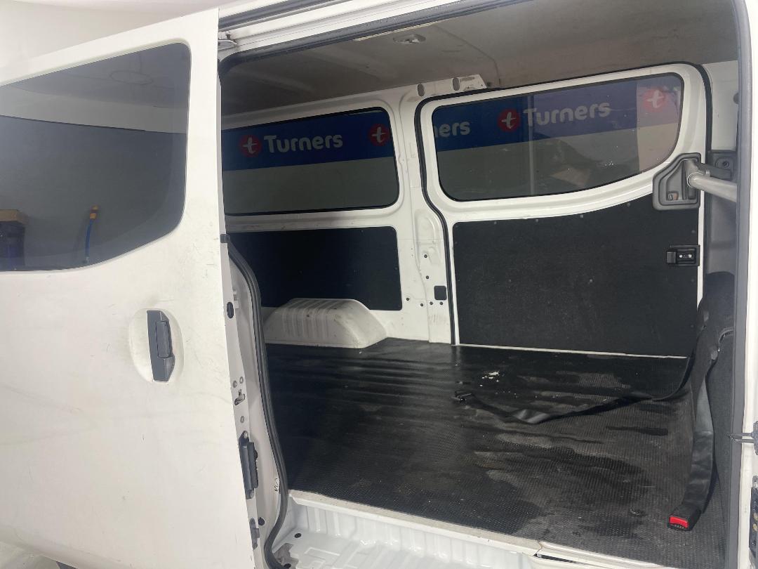 Photo '20' of Nissan NV350