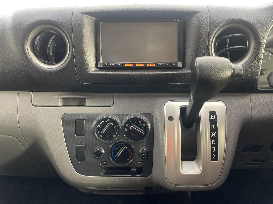 Photo '18' of Nissan NV350