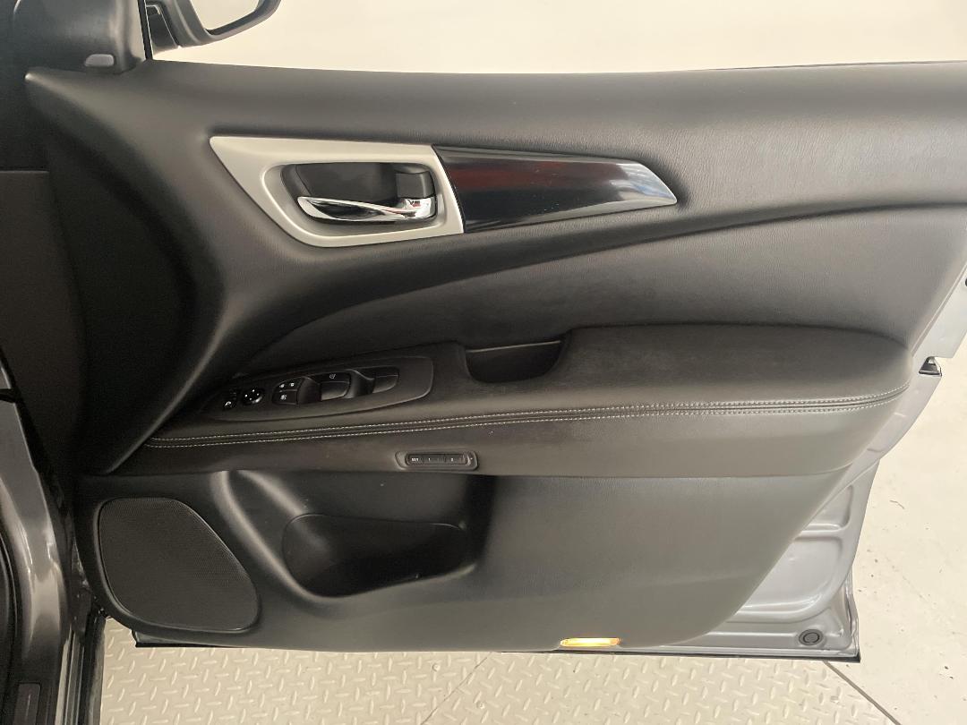 Photo '15' of Nissan Pathfinder