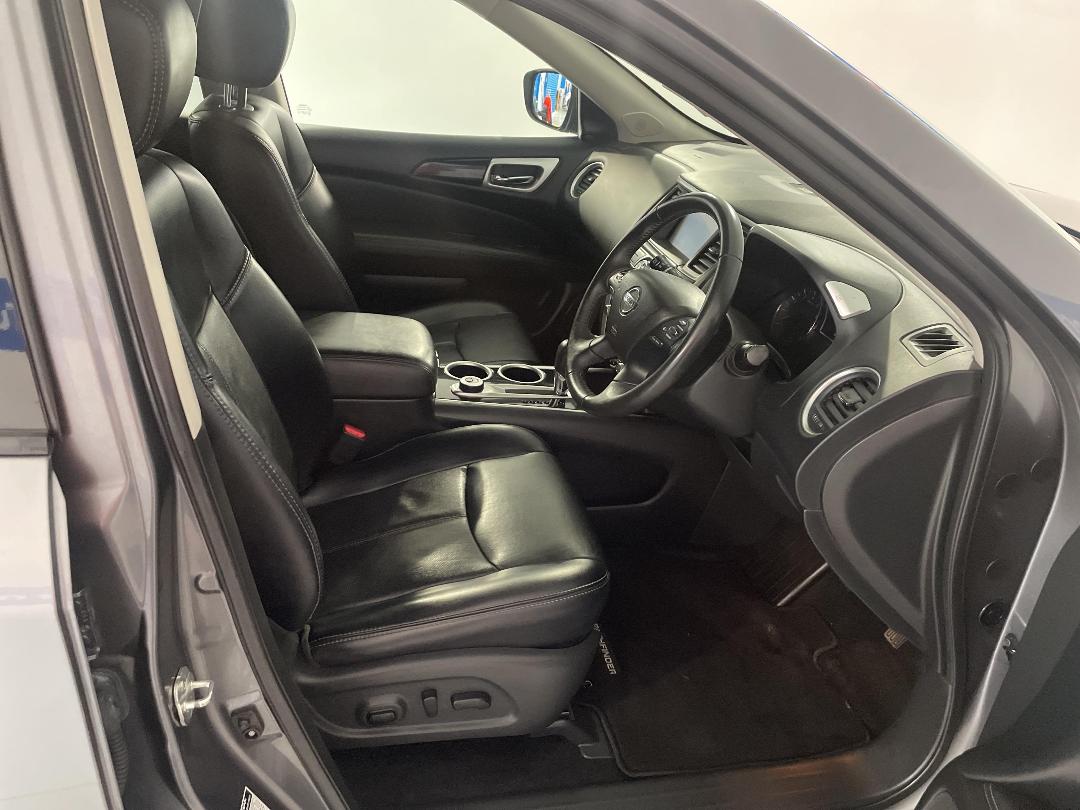 Photo '16' of Nissan Pathfinder