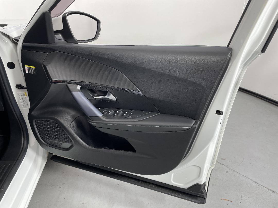 Photo '15' of Peugeot E-2008 Photo '15' of Peugeot E-2008