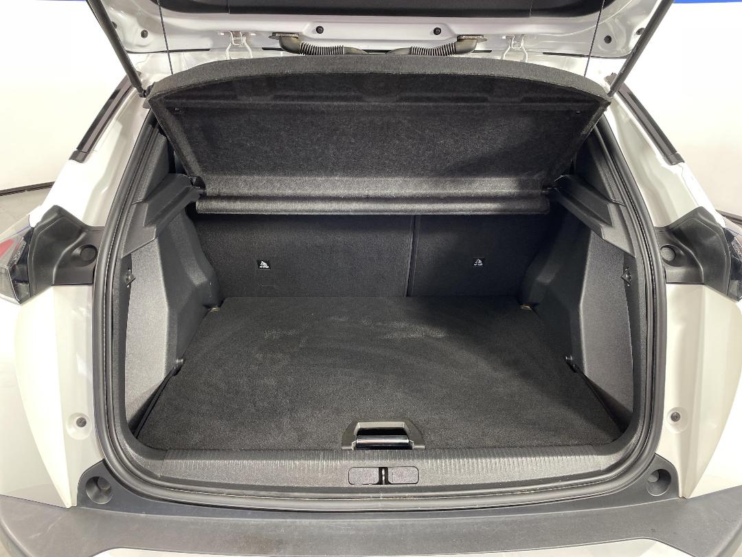 Photo '14' of Peugeot E-2008 Photo '14' of Peugeot E-2008